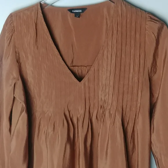 Express Pleated V-Neck Top - Picture 2 of 10